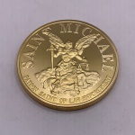Moeda decorativa em metal dourado, com símbolos de SAINT MICHAEL. Medindo aproximadamente 4 cm de diâmetro x 0.03 cm de espessura. Pesando 28 gramas Acompanha case.
