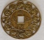 Duas moedas com os 12 animais zodiacais correspondentes aos 12 ramos terrestres feng shui.. Moeda em metal. Medindo 4,5 cm de diâmetro.