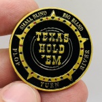 Moeda em alusão ao jogo de Poker TEXAS HOLD´EM, em metal dourado com case de acrílico. Diâmetro: 4 cm. Espessura: 3 cm.