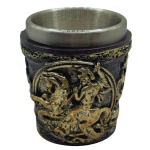 Copo de shot com tema de São Jorge em resina e interior em inox. Material resistente com excelente acabamento, rico em detalhes, produzido de modo semi artesanal. Altura: 6 cm; Diâmetro: 5,5 cm; Capacidade: 60 ml.