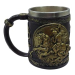 Caneca São Jorge com alça, confeccionado em resina e copo interno em alumínio. Material resistente com excelente acabamento, rico em detalhes, produzido de modo semi artesanal, com pintura realizada a mão. Medidas: 14 cm x 9 cm x 11,5 cm. Capacidade: 400 ml.