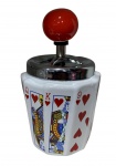 Cinzeiro em cerâmica com tampa rotativa em metal que pressionada faz com que as cinzas caiam em seu compartimento interno, representando cartas com naipe de copas, com figuras policromadas. Sem Uso.