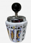 Cinzeiro em cerâmica com tampa rotativa em metal que pressionada faz com que as cinzas caiam em seu compartimento interno, representando cartas com naipe de paus, com figuras policromadas. Sem Uso.