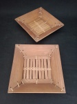 Lote com dois cestinhos em bambu trançado . Medindo : 15 x 15 x 4 cm .