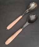 Conjunto de duas peças de utensilio para cozinha , com cabo em madeira .