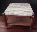 ANOS 50/60 - Belíssima mesa antiga de madeira  com tampo em mármore ,designer em estilo Jacarandá ;  com rodinha . Medindo : 50 x 50 x 35 cm .