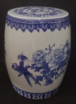 SEAT GARDEN em porcelana oriental nas cores azul cobalto em tom-sur-tom e branca, embelezado por guirlandas florais e pássaros . Bela peça!!! Perfeita!!! Tem o par no leilão!!! Medindo 40 cm.