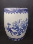 SEAT GARDEN em porcelana oriental nas cores azul cobalto em tom-sur-tom e branca, embelezado por guirlandas florais e pássaros . Bela peça!!! Perfeita!!! Tem o par no leilão!!! Medindo 40 cm.