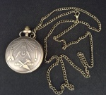 Relógio de bolso vintage com decoração de símbolos maçonicos em metal na cor bronze escurecido trabalhado em alto relevo, relógio à quartz funcionando.