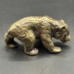 Miniatura representando urso, feito em cobre, rico em detalhes. Medidas: Altura 2,5 cm x Largura 2 cm x Profundidade 4 cm.