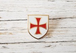 Lindo broche em metal dourado, representando cruz templário, nas cores branco e vermelho. Medindo 2,5 cm de altura x 2,2 cm de largura. Fechamento de tarraxa.
