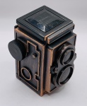 Apontador de coleção, em metal, representando antiga máquina fotográfica na cor bronze.