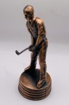 Apontador de coleção, em metal, representando jogador de golfe na cor bronze.