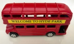 Apontador de coleção, em metal, e plástico representando ônibus turístico da Inglaterra na cor vermelha.