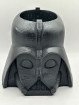 Porta-trecos em resina, na cor preta, moldada no formato da cabeça do Darth Vader. Medidas: Altura 9cm x Largura 10cm x Profundidade 10cm.