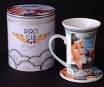 Bela caneca colecionável em porcelana pintada e esmaltada com alusão a aviação, figura de aeromoça loura dos anos 50 e de aviões, no interior da caneca tem um avião;  acompanha suporte para a caneca do mesmo material também com a mesma estampa e uma lata. Medindo a caneca 13 cm de altura e a lata com 15 cm de altura.