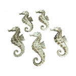 05 apliques náuticos em resina no formato de cavalo marinho. Medindo 2 cm de comprimento x  5 cm de largura e 12 cm de altura.