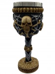Cálice com relevo de caveira confeccionado em resina e copo interno em aço inoxidável. Material resistente com excelente acabamento, rico em detalhes, produzido de modo semi-artesanal, com pintura realizada a mão. Medidas: Altura: 19 cm. Diâmetro: 7,5 cm. Capacidade: 150 ml. Peso: 400 gramas.