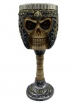 Cálice Caveira Medieval em relevo confeccionado em resina e copo interno em aço inoxidável. Material resistente com excelente acabamento, rico em detalhes, produzido de modo semi-artesanal, com pintura realizada a mão. Medidas: Altura: 19 cm. Diâmetro: 7,5 cm. Capacidade: 150 ml. Peso: 400 gramas.