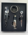 Kit de acessórios em metal para vinho. O estojo contém saca rolhas multiusos, tampa, anel e bico corta gotas. Nunca utilizado.