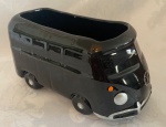 Escultura representando Kombi em faiança na cor preta vitrificada, pode ser usado como floreira. Medindo  22 x  9  x 12 cm.