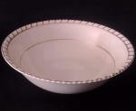 JOHNSON BROS ENGLAND BY - Bowl inglês com marca de sua manufatura em sua base, na cor creme com filetagem dourado .Medindo : 25x8 cm. Apresenta marcas do tempo .