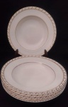 JOHNSON BROS ENGLAND BY - Seis pratos fundo em faiança inglesa com marca de sua manufatura em sua base, na cor creme com filetagem dourado .Apresenta marcas do tempo .Medindo : 22x3  cm.