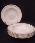 JOHNSON BROS ENGLAND BY - Sete pratos fundo em faiança inglesa com marca de sua manufatura em sua base, na cor creme com filetagem dourado .Apresenta marcas do tempo .Medindo : 22x3  cm.