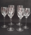 Lote com Quatro Taças para vinho, acompanha mais duas com modelos diferentes. Com discreto bicado . Total : Seis taças. Medindo maior : 19 cm.