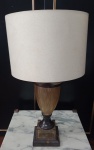 Abajur de estilo contemporâneo,  com fiação nova . Medindo Altura : 65 cm / Cúpula : 35 x 35 x 24 cm .