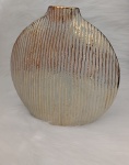 Belo vaso decorativo em cerâmica metalizada, trabalhado em relevo na cor ouro e patina envelhecida . Medindo 24 x 24 x 4 cm. Exuberante peça para uma linda decoração .