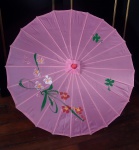 Belíssima Sombrinha japonesa, estrutura em madeira, tecido na cor rosa com decoração com tema floral. Comp. 55cm x 85 cm de diâmetro.