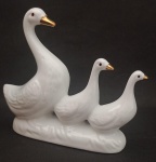 Belíssima Escultura representando trio de Cisnes em cerâmica vitrificada. Medindo : 16x20 cm.