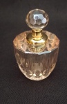 Perfumeiro em vidro furta-cor e detalhe em metal dourado, trabalhado em relevo, no interior possui um pequeno palito em vidro para uso do perfume. Medindo 6,5 cm de altura.