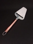 Cortador para queijo de inox com cabo rose . Medida total :21,5 cm.