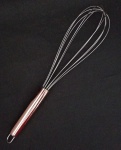 Batedor de ovos de inox com cabo rose . Medida total : 28 cm.