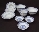 Conjunto em porcelana chinesa na cor branca  com rica decoração em tons de azul, detalhes de dragão e grãos de arroz ; quatro com decoração floral Composto de Nove peças diversas. Medindo a maior , bowl com 10 cm de diâmetro X  5 cm de altura e a menor com 6,5 cm de diâmetro X 2,5 cm de altura.