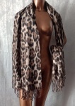 Elegante pashmina em animal print acabamento em franjas. Medindo de comprimento aproximadamente 175 cm.