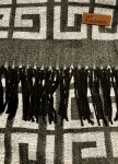 Elegante pashmina  em tons preto e mescla  e estampa geométrica acabamento em franjas.  Medindo de comprimento aproximadamente 175 cm.