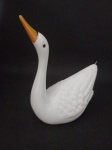 Belíssima Escultura representando  Cisnes em cerâmica vitrificada. Medindo : 15 x 11  cm.