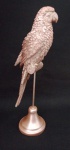 Escultura em resina e haste do poleiro em metal, representando PAPAGAIO, com riqueza de detalhes na peça . Estatueta nas cores ouro e branca. Medindo 32 cm de altura