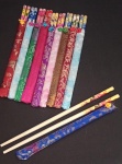 Kit com dez pares de HASHIS em bambu  policromados, separados de par em par com suporte em seda de cores diversas . Os hashis medem 23 cm de comprimento.
