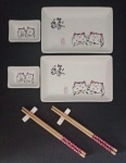 Kit Oriental para comida Japonesa ,  em porcelana e bambu; na cor branca e decoração de gatinho da sorte . Total Oito peças . Novo sem uso .