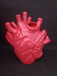 Belíssima Escultura usada como vaso floral,  em cerâmica na cor vermelha malaga , representando coração . Linda peça . Peça do momento em decorações. Medindo : 28 cm de altura e 25 x 11 cm de diâmetro .