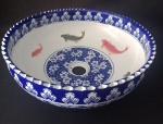 Cuba em porcelana oriental com decoração de Carpas , bordas onduladas . Medindo 40 cm de diâmetro x 15 cm de altura.