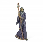 Mago Merlin confeccionado em resina, lindamente policromado nas cores naturais. Medidas: Altura: 28 cm. Largura: 9 cm. Comprimento: 6 cm. Peso aproximado 650 gramas.