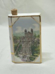 Pequena licoreira em porcelana Vista Alegre Portugal com estampa da Catedral de Braga. Medindo 7cm x 2,5cm x 10cm de altura.