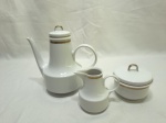 Jogo de servir chá, café em porcelana alemã com friso ouro. Medindo o bule 16cm de altura.