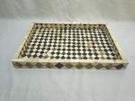 Linda bandeja em madeira com lâmina de osso e chifre; Medindo 40cm x 30,5cm x 5cm de altura.