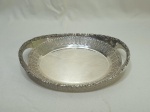 Linda bandeja oval em prata inglesa Freccero, ricamente trabalhada com relevos. Medindo 27cm x 19cm x 5cm de altura.